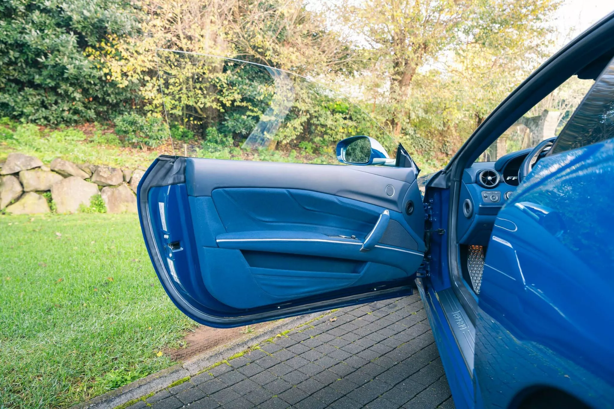 Ferrari-FF-blue-cloth