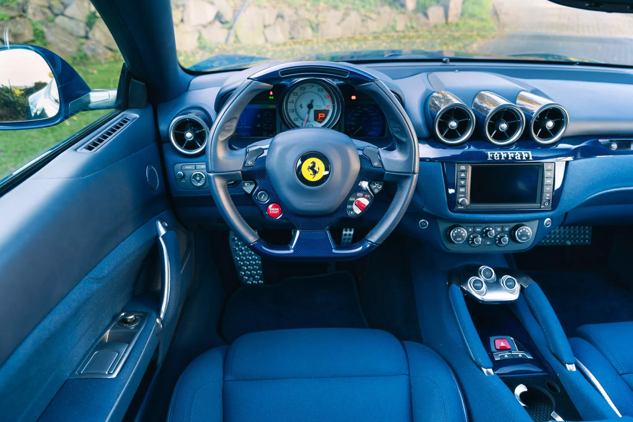 Ferrari-FF-blue-cloth