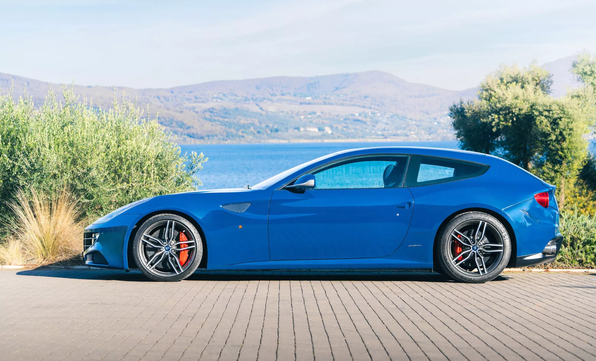 Ferrari-FF-blue-cloth