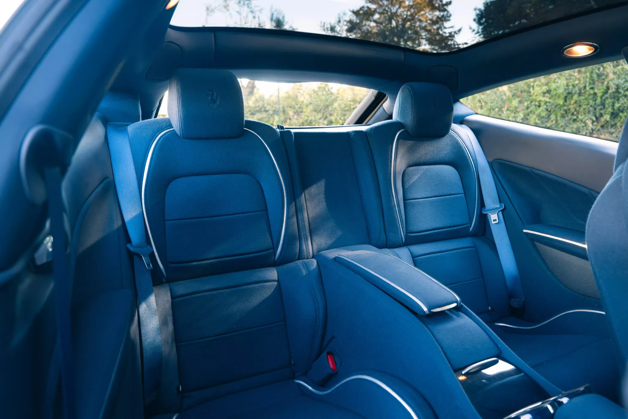 Ferrari-FF-blue-cloth