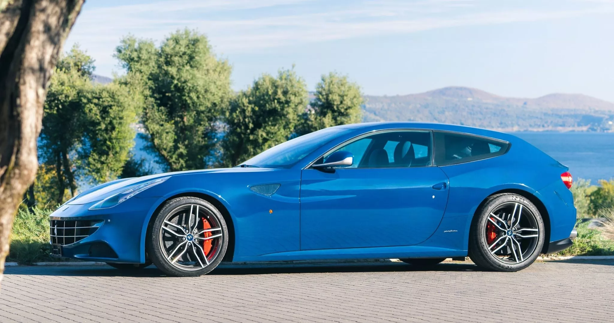 Ferrari-FF-blue-cloth