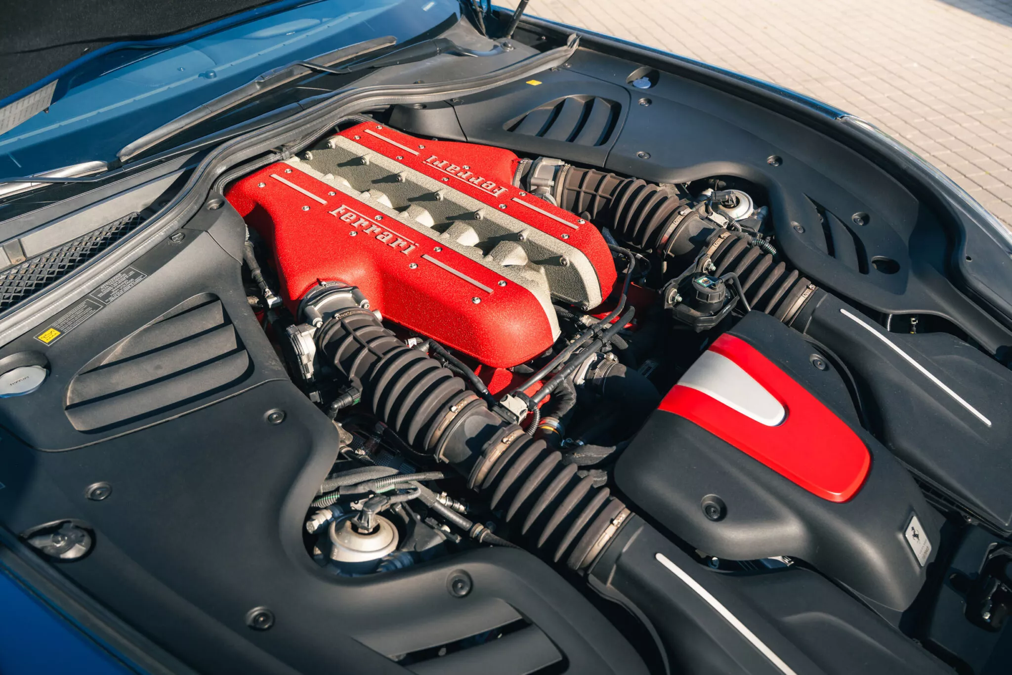 Ferrari-FF-blue-cloth