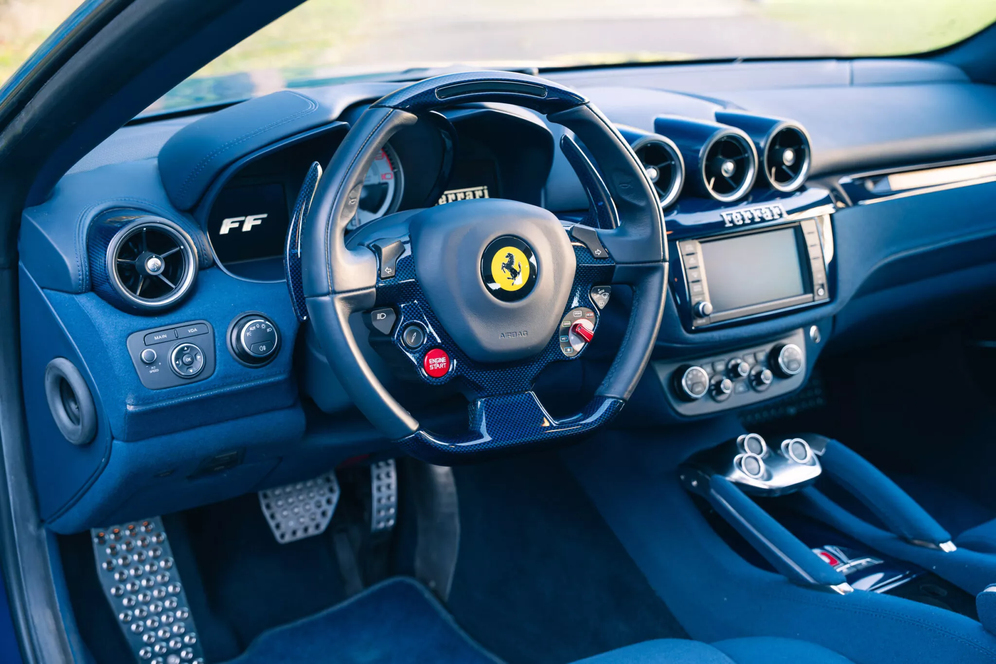 Ferrari-FF-blue-cloth